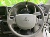 握りやすい形状で、運転操作をスムーズに行えます。ステアリングの状態も良く、気持ちよく運転を楽しめますよ。