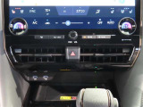 左右独立温度コントロールフルオートエアコンです。運転席、助手席それぞれで独立して温度設定ができます。冷え性の方が乗っても安心ですね♪