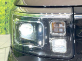 【LEDヘッドライト】悪天候や夜間走行時も良好な視界を確保し安心して運転できる高輝度LEDヘッドライトを装備!点灯速度が早く、消費電力も抑えられています。