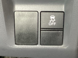 VSA装備車です。VSAはドライバーの操作と車の動きを見守っています。もし車の挙動が乱れたとき、4輪別々にブレーキをかけたり、エンジンパワーをしぼることによって車を安定させます。