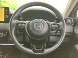 握りやすいステアリングで、快適なドライビングを実現。操作性にも優れ、スムーズな運転をサポートします。質感の良い素材が、上質な雰囲気を演出。