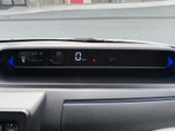 重要な情報を一目で確認できる、視認性の高いメーターパネル。運転に集中できる、シンプルで分かりやすいデザインが魅力です。