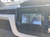 駐車時の安全性を高めるバックモニター。車両後方の状況を分かりやすく表示し、接触事故のリスクを軽減します。狭い場所での運転も楽になります。