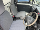 視界が広く、周囲の状況を確認しやすい運転席です!!