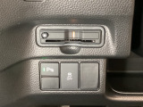 ハンドルの左下にETCとHondaセンシング用の、VSA(ABS+TCS+横滑り抑制)解除スイッチなどがついています。高速道路の料金所の通過も楽々です。 カードの取り出しもしやすい場所についています。
