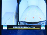 ■リヤビューカメラの映像です。ステアリング連動ガイドラインが、後退時の予想進路を表示し、運転のサポートを致します。
