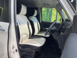 【革調シートカバー】運転席シート廻りは使用感も少なく、良好な状態となっています。丁寧に使われていたことがよくわかりますね。