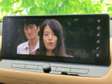 停車中にはTV番組や動画を楽しめる機能。休憩時や待ち時間に、エンターテインメントを満喫できる便利な装備です。