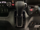 CVT車のセレクトレバーです。低速から高速まで、変速ショックのないスムーズな走りを実現するとともに、エンジン効率のよい領域を維持することで燃費にも貢献します。