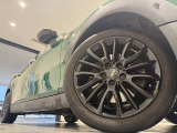 また、MINI正規認定中古車は、エマージェンシーサービスが自動付帯。24時間365日、皆様のカーライフをサポート致します。確かな安心のうえで、「駆けぬける歓び」をご堪能ください。