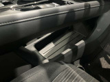 運転席手元に、ティッシュBOXや手荷物を置けるスペースあります☆