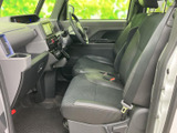 機能的な操作系が直感的に操作可能。運転に必要な情報を分かりやすく表示し、安全運転をサポートします。快適なドライビングを追求した空間です。
