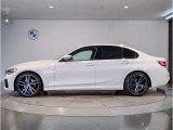 【拘りのFR】BMWが多く採用するFR車。ダイレクトでスポーティな加速感・シャープなハンドリングを実現。縦置きエンジンレイアウトにより、フラットで上質な乗り味です。