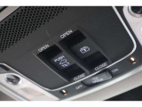サンルーフのスイッチは前席上部にございます!!