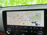 高精細な地図表示で、道に迷う心配はありません。スムーズなルート案内で、目的地まで安心してお届けします。渋滞情報もリアルタイムで確認可能。