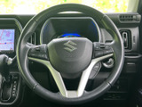 握りやすいステアリング形状で、快適なドライビングを実現。操作性にも優れており、運転の楽しさを高めます。スポーティなデザインも魅力です。