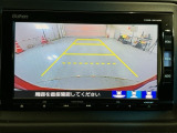 リバースギアに入れるだけで後方の表示へ切り替わります。夜間や雨の日の駐車も楽になりますよ。