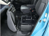 助手席シートアンダーBOXが装備されています!車検証ケースなどを入れておくと、助手席前のグローブBOXが有効に使えます♪開閉は簡単にできます!