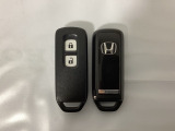 スマートキーを装備しています。鍵を差し込むことなくドアロックの開け閉めと、スタートボタン操作でのエンジンスタートができます。スペアキーも同じものを用意しております。