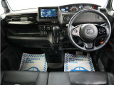運転にかかわる様々な操作を安全に行えるように視点移動が少なく、操作性に配慮されたスイッチ類が凝縮されたコクピットです。