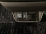 アクセサリーソケットはUSBのアダプターなどをつければ、スマホの充電にも使えます。横にはナビゲーション用の外部入力可能なUSB端子がついており、周辺には物が置けるボックスがついています。