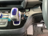 自然に手が届き、操作性の良いインパネシフトに、パーキングブレーキは、フットブレーキタイプなので、運転席と助手席の間はすっきりしています。
