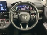 【ハンドル】運転にかかわる様々な操作を安全に行えるように視点移動が少なく操作性に配慮されたスイッチ類が凝縮されたコックピットです。