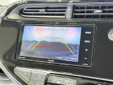【バックガイドモニター】車両後方の映像をナビ画面に表示し、駐車などの後退操作をサポートします。