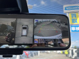 後方の状況をクリアに映し出すバックモニター。駐車時の安全性を高めます。狭い場所でも安心して駐車できます。