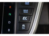 燃費優先のECO、走りと燃費のバランスに優れたNORMAL、俊敏でパワフルなPOWER。気分や走行状況に合わせて走りを選べます。夜間など、静かに走行したい時にはモーターで動くEVへ切替えも出来ます。