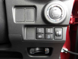 プッシュスタートボタンの画像です。スマートキーを携帯さえしていれば、キーを探さなくてもお車の始動が出来て便利です!