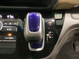 ハイブリッド専用セレクトレバーです。シフトチェンジを電子信号で送信するセレクトレバーを採用していますので、軽快でスマートな操作を楽しめます。