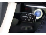 追従機能付クルーズコントロール搭載です。先行車を検知して適切な車間距離を保てる速度に調整、先行車がいなくなったら設定速度で走行を続けてくれます。運転操作の負担を軽減し、疲労軽減に貢献してくれます。