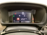 デジタル表示のスピードメーターとタコメーター、燃費やオドメーターなどの表示の他に、ホンダセンシング機能などの表示もできる多機能なマルチインフォメーション・ディスプレイです。