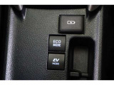ECOモードはエアコンの利きなどを抑え、低燃費で走れるようにサポートします。EVモードはモーターのみで動くので、夜間などの静かに走行したい時に便利です。(EVモードは一定速度を超えると解除されます)