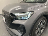 マトリクスLEDヘッドライトは、ロービーム用のLEDライトと、ひとつのユニットに多数のLEDが組み込まれたハイビーム用ヘッドライトが組み合わされた革新のヘッドライトです。
