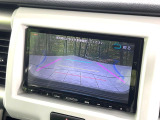 【バックカメラ】駐車時に後方がリアルタイム映像で確認できます。大型商業施設や立体駐車場での駐車時や、夜間のバック時に大活躍!運転スキルに関わらず、今や必須となった装備のひとつです!