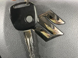 【キーレス】少し離れた場所からでもボタン一つでドアの開錠・施錠ができるのでとっても便利!ドアの鍵穴周りに傷をつけることもありません♪
