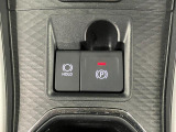 【電動パーキングブレーキ+オートブレーキホールド機能】 指先だけで簡単に操作が可能なパーキングブレーキ、スイッチを押すとブレーキペダルから足を離してもブレーキを保持できるオートブレーキホールド搭載。