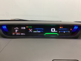 中央にデジタル表示のスピードメーターを配したハイブリット専用メーターになっています。左側のインフォメーション画面で燃費などの情報を確認できます。