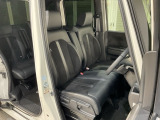 乗降がしやすい運転席。高さが調節できて小柄な方でも運転しやすいポジションをとることができます。