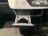 前席側にドリンクホルダーあります♪運転中でも手が届きやすい位置にあって使い易いです♪
