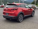 ブラインドスポットモニタリングを装備しております。車線変更時に見えにくい後方斜め後ろの車両を検知し、ドアミラー内のインジケーターでお知らせして安全確認をサポートします。