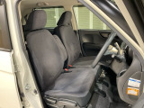 乗降がしやすい運転席。高さが調節できて小柄な方でも運転しやすいポジションをとることができます。