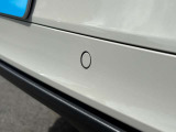 リヤバンパーには障害物センサーが標準装備されています。障害物の接近を警報音とディスプレイ表示で知らせます。