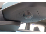 パノラミックビューモニター 車両の前後左右に搭載した4つのカメラから取り込んだ映像を合成し車の真上から見ているような映像を表示します