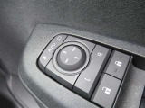 駐車時や狭い道でのすれ違い時に気を使うミラー。電動格納式ドアミラーはそんな時に便利です。