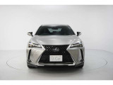 エクステリアは、一目でLEXUSとわかるスピンドルグリルを起点に、人が乗るキャビンの前後を大胆に絞り込んだ菱形のボディと力強く張り出したホイールフレアを融合させ、タイヤの存在を強調しています。