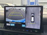 後方確認をサポートするモニターで、狭い道や駐車も安心。周囲の状況を把握しやすく、安全運転に貢献します。運転初心者にもおすすめです。