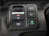 電子制御パーキングブレーキ搭載で指一本で簡単に操作することができます。さらに停車中に、ブレーキペダルを踏み続けなくても、自動的にブレーキを保持する機能である、オートマチックブレーキホールド付きです。
